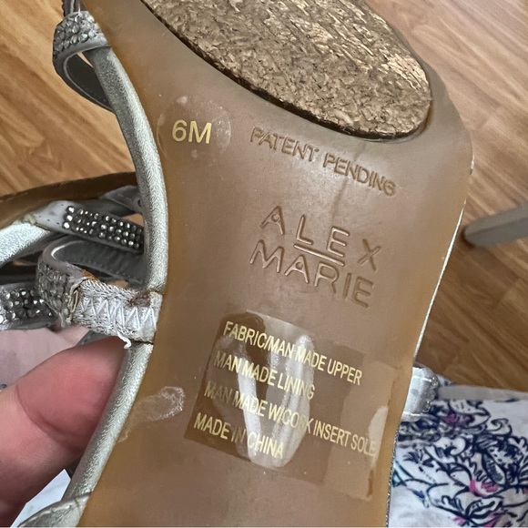 004 NWOT Alex Marie LIAA Silver Kitten Heels. Size 6M - Picture 8 of 9